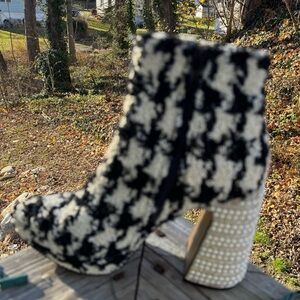 BETSEY JOHNSON RAYLAN Platform Bootie Sz 5 Black & White Houndstooth Tweed Pearl